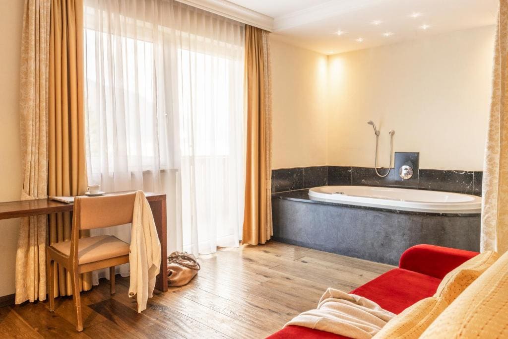 Suite with Hot Tub room - Image 2