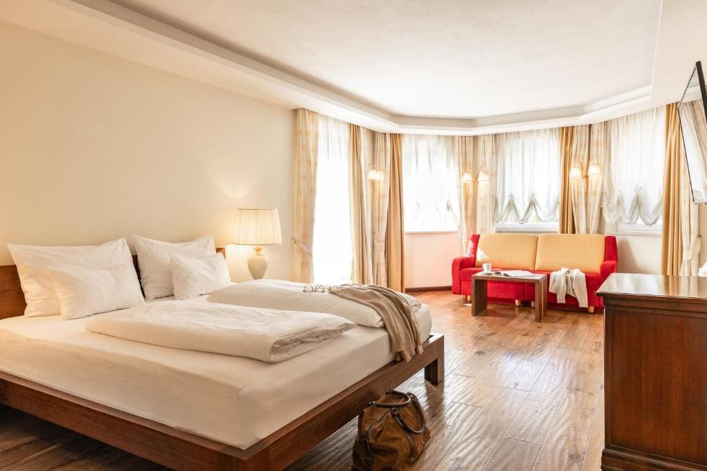King Suite with Spa Bath room - Image 1