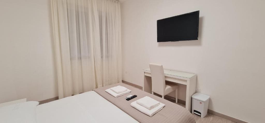 Standard Double Room with Shared Bathroom room - Image 3