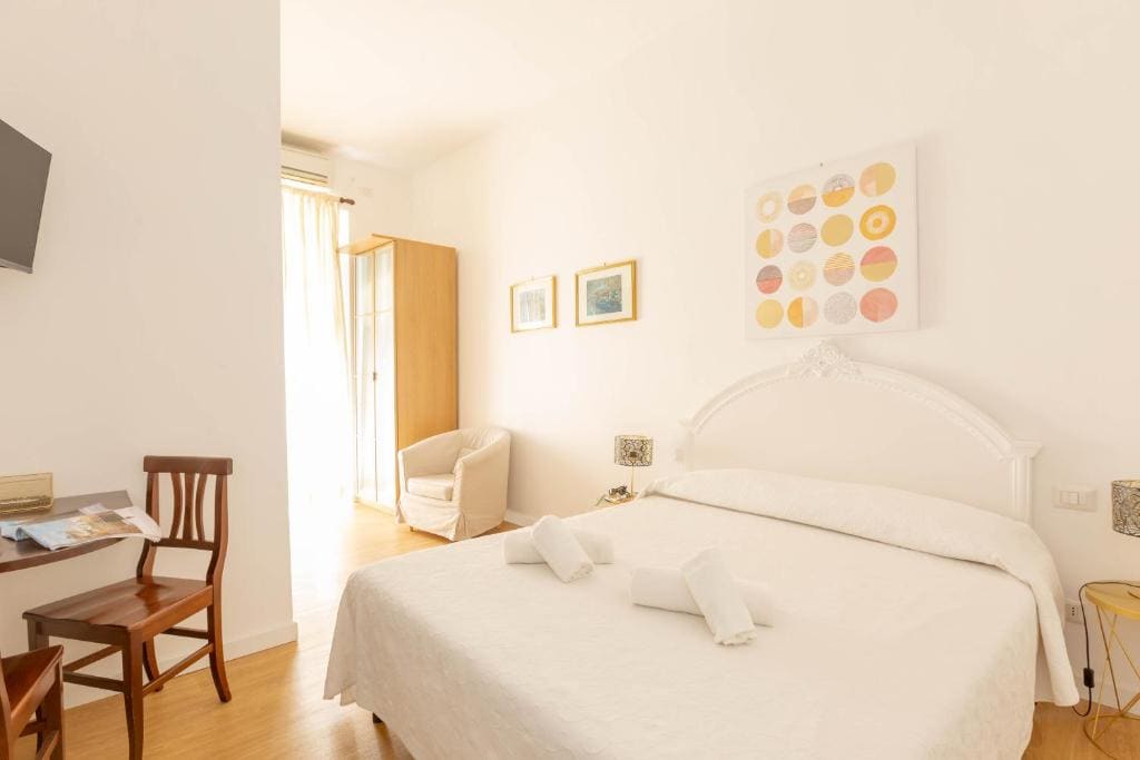Double Room with Private Bathroom room - Image 3