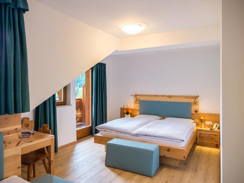 Deluxe Double Room with Shower room - Image 3