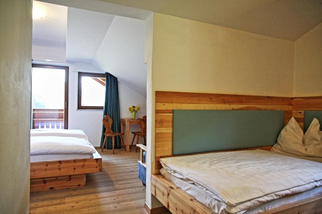 Deluxe Double Room with Shower room - Image 2