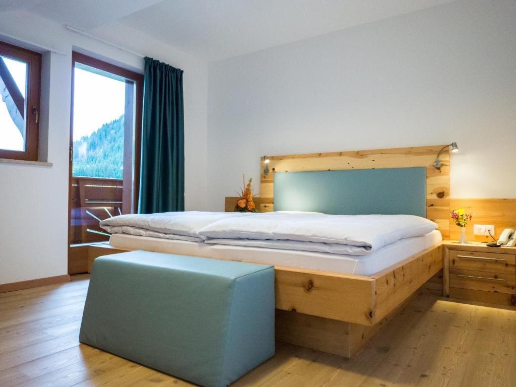 Family Room with Balcony and Mountain View room - Image 2