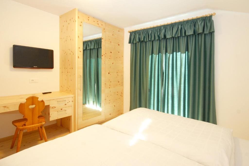Family Room with Balcony and Mountain View room - Image 1