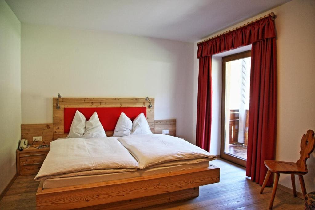 Family Room with Balcony and Mountain View room - Image 3
