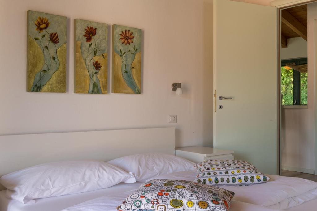 Two-Bedroom Apartment with Lake View room - Image 3