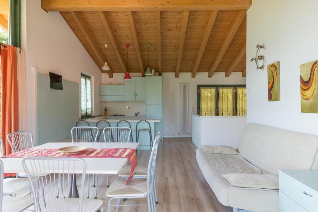 Two-Bedroom Apartment with Lake View room - Image 2