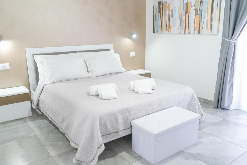 Deluxe Double Room with Side Sea View room - Image 3