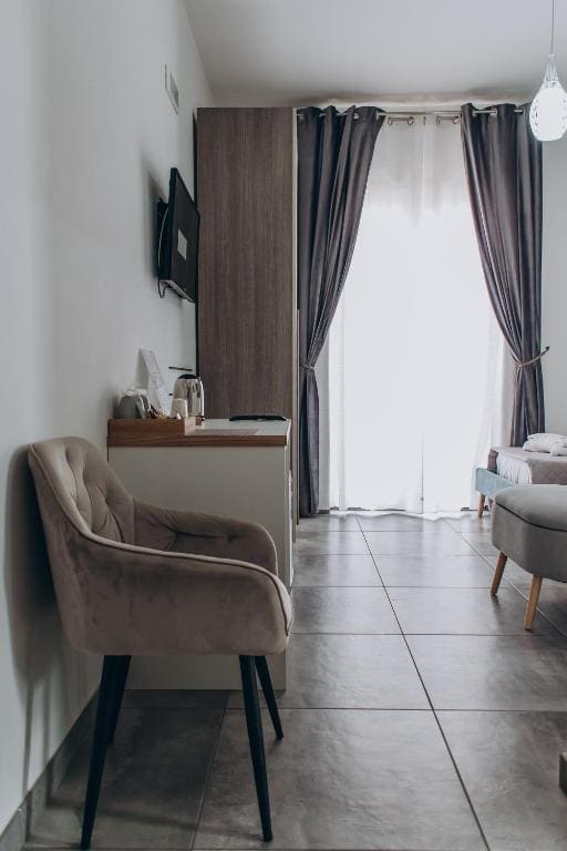 Double Room with Balcony room - Image 2