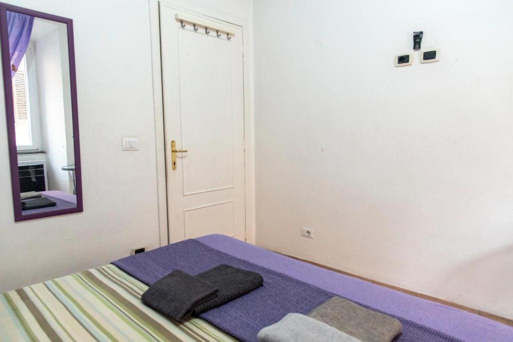 Double Room with Shared Bathroom room - Image 2
