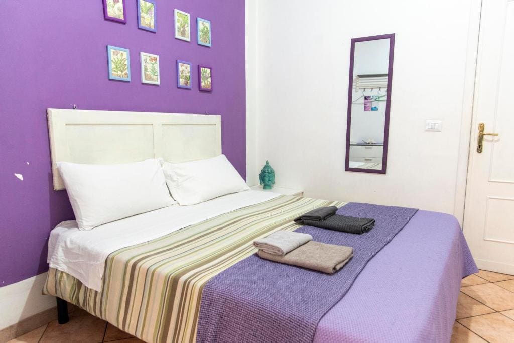 Double Room with Shared Bathroom room - Image 3