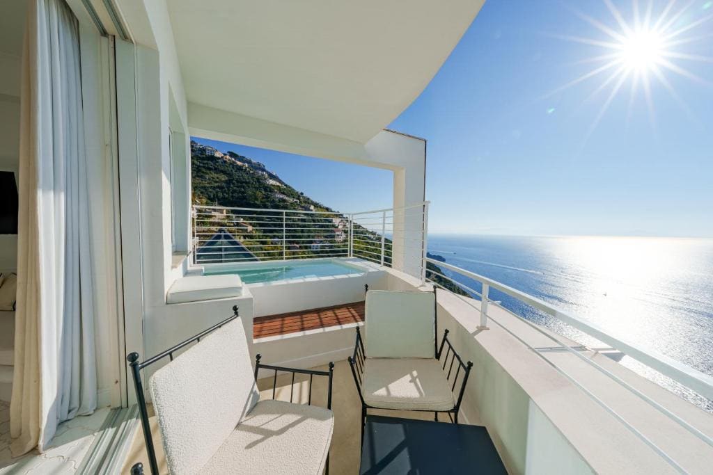 Corner Suite with Jacuzzi room - Image 2