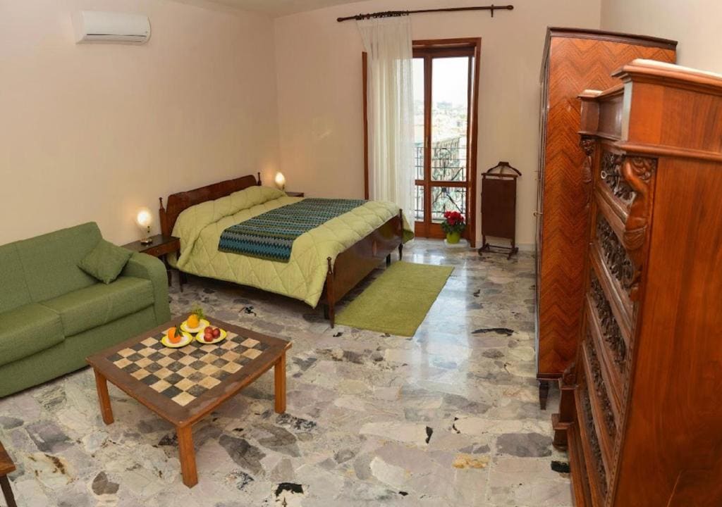 Family Room with Balcony room - Image 1