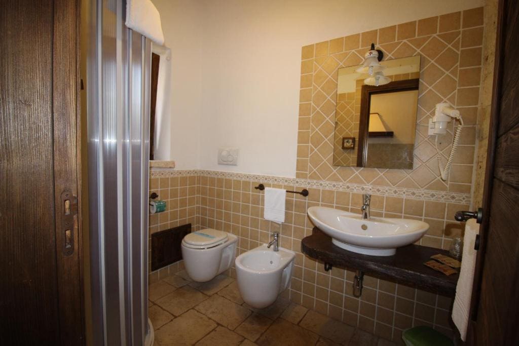 Double Room with Spa Bath room - Image 3