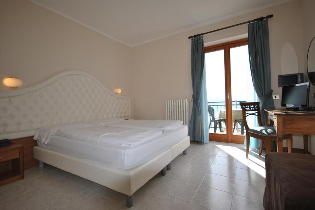 Superior Double or Twin Room with Lake View room - Image 3
