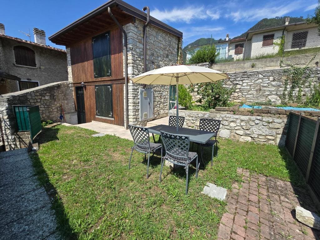 One-Bedroom Apartment with Garden room - Image 1