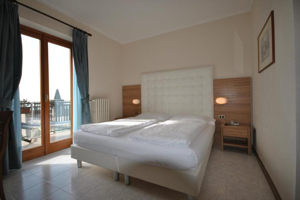 Superior Double or Twin Room with Lake View room - Image 2