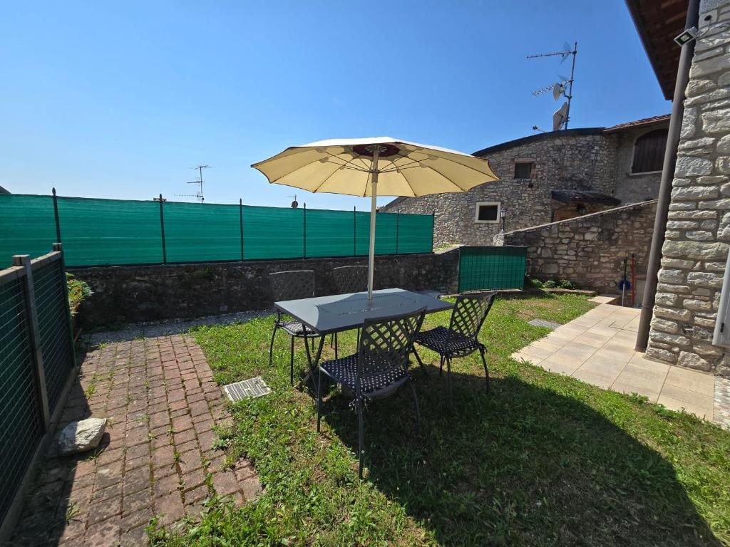 One-Bedroom Apartment with Garden room - Image 2