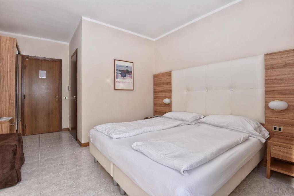 Superior Double or Twin Room with Lake View room - Image 1