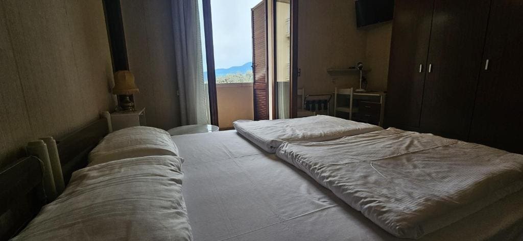 Double Room with Lake View room - Image 3