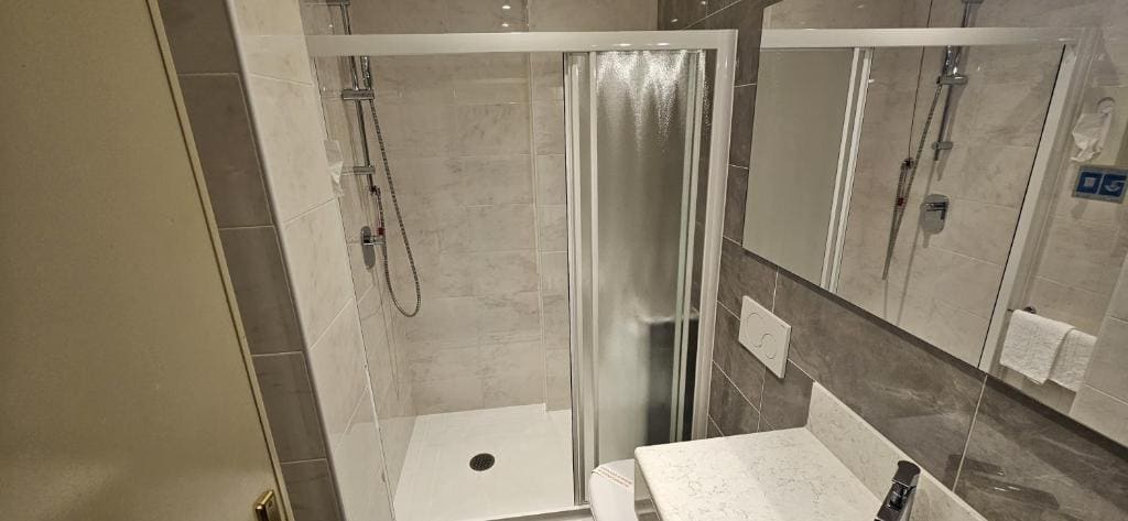 Double Room with Lake View room - Image 1