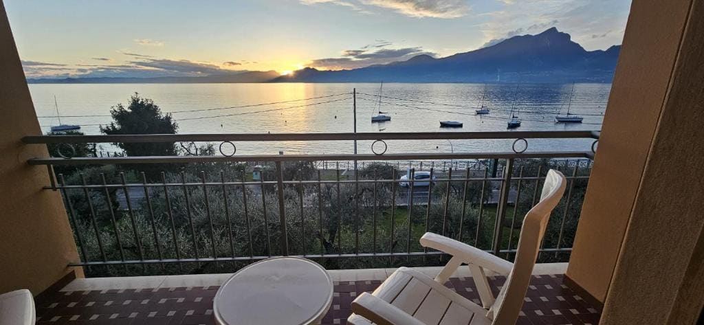 Double Room with Lake View room - Image 2