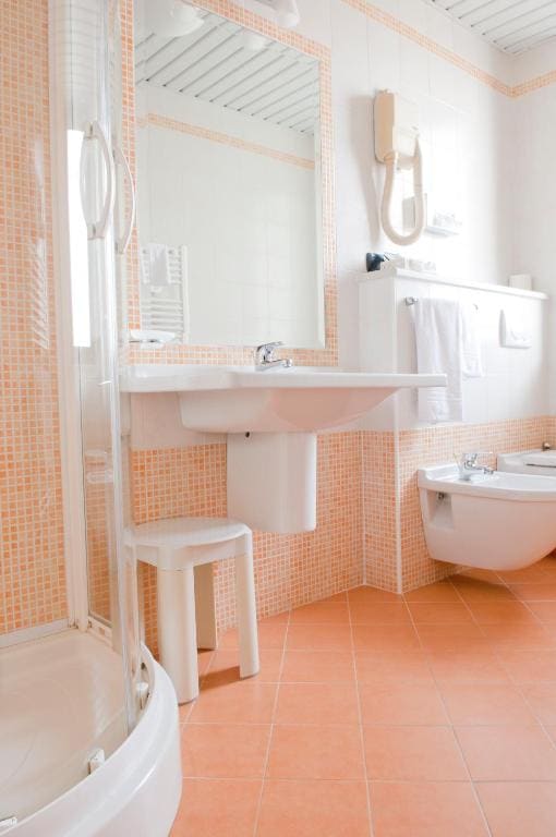 Superior Triple Room room - Image 1