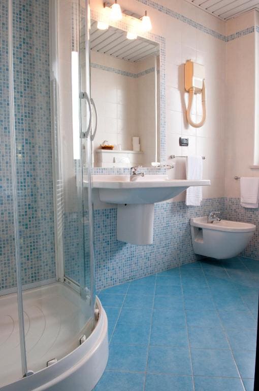 Superior Triple Room room - Image 2