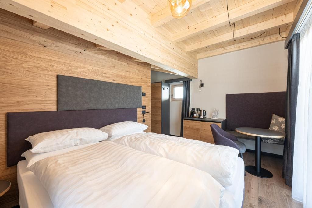 Superior Double or Twin Room with Mountain View room - Image 3