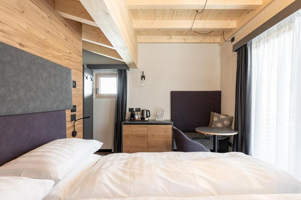 Superior Double or Twin Room with Mountain View room - Image 2