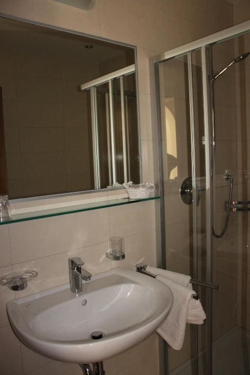 One-Bedroom Apartment room - Image 1