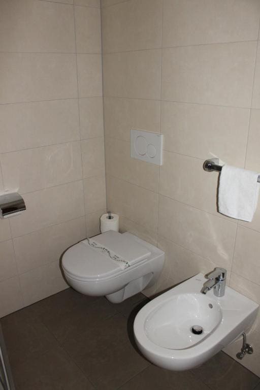 One-Bedroom Apartment room - Image 2