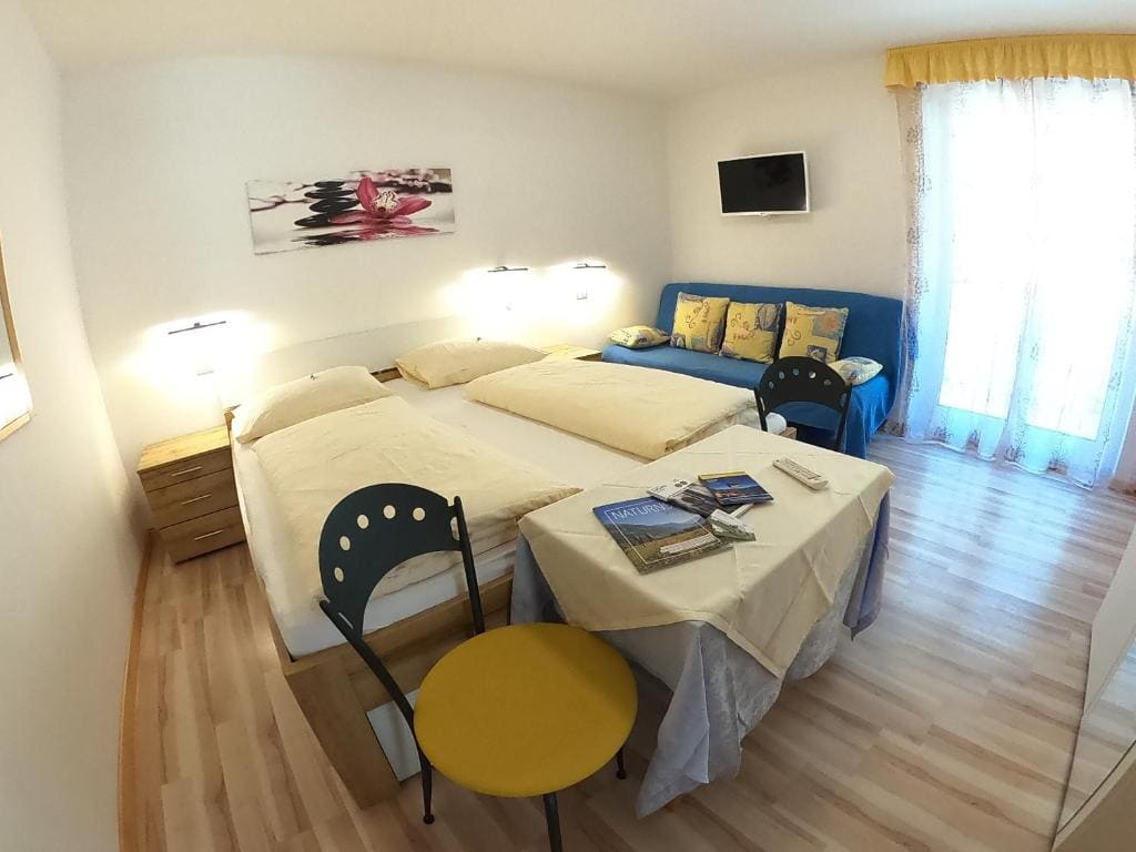 Double Room with Balcony room - Image 2