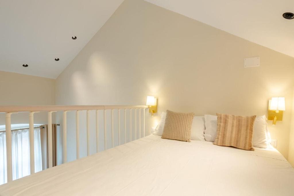 Double Room with Balcony - Split Level room - Image 1