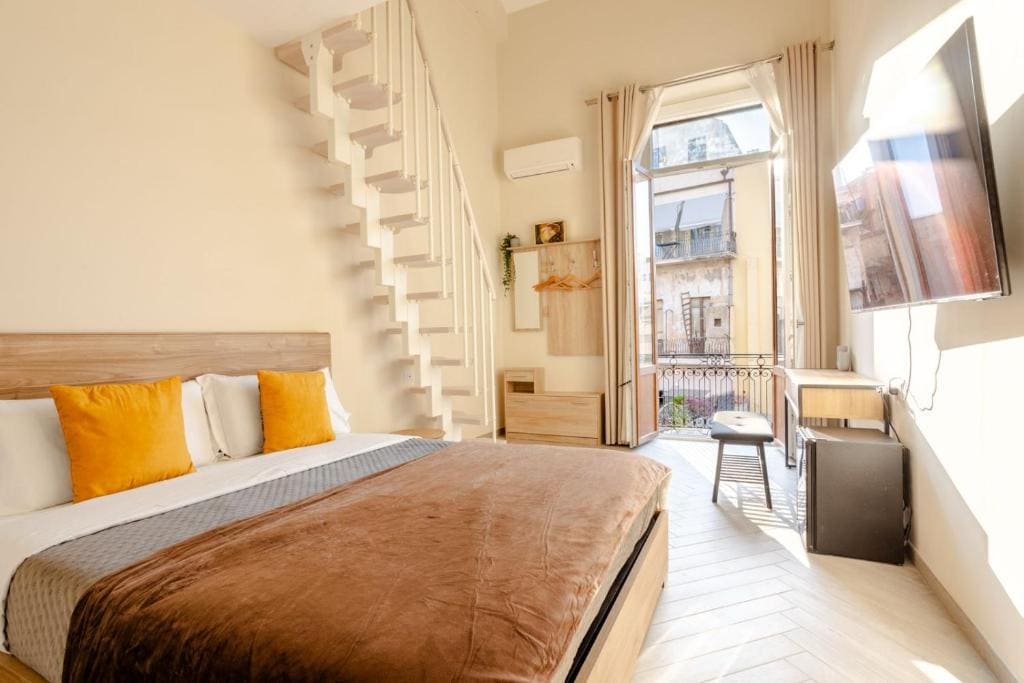 Double Room with Balcony - Split Level room - Image 3