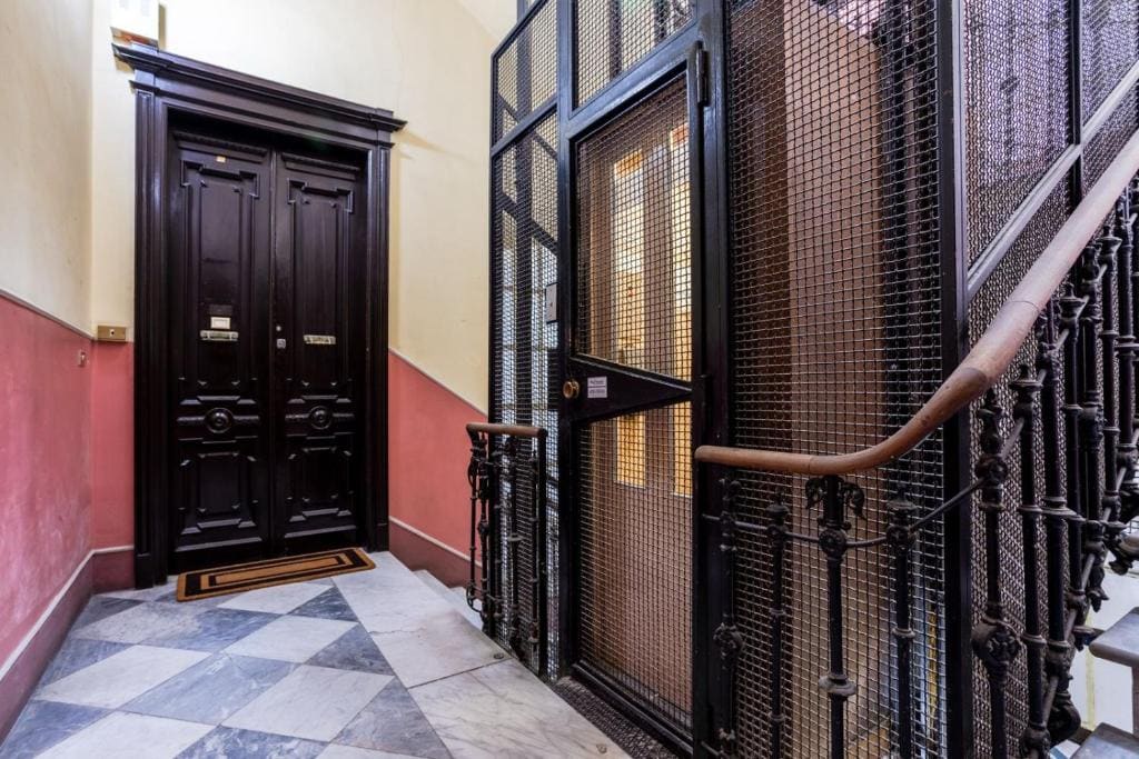 Queen Room with Balcony and Street View room - Image 2