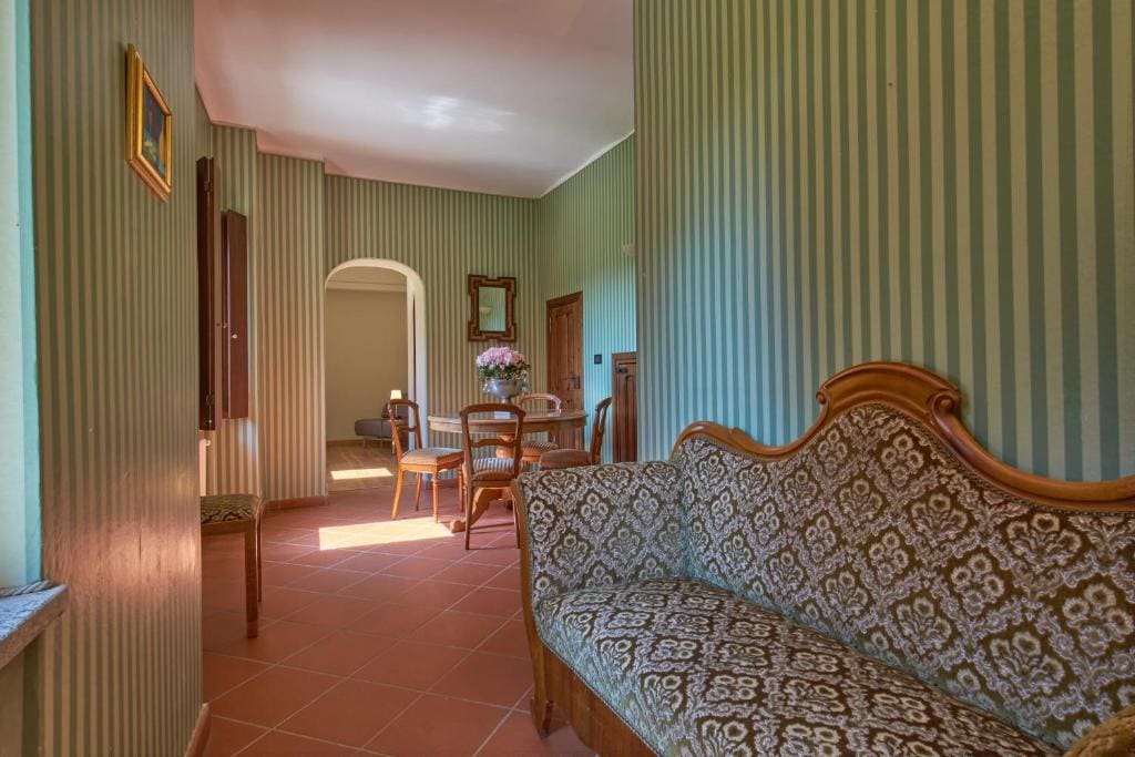 Deluxe King Suite room - Image 3