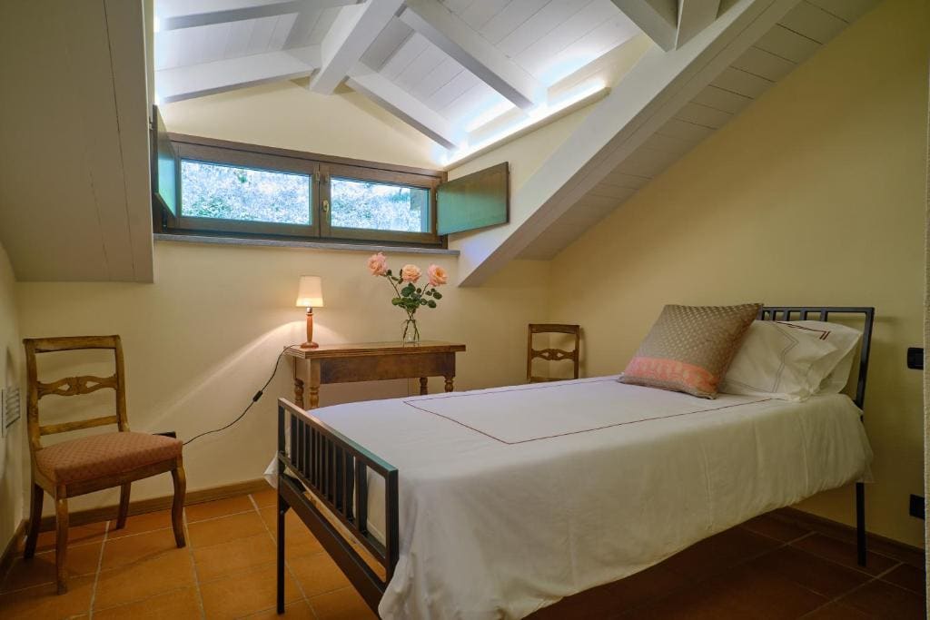 Standard Single Room with Shower room - Image 2