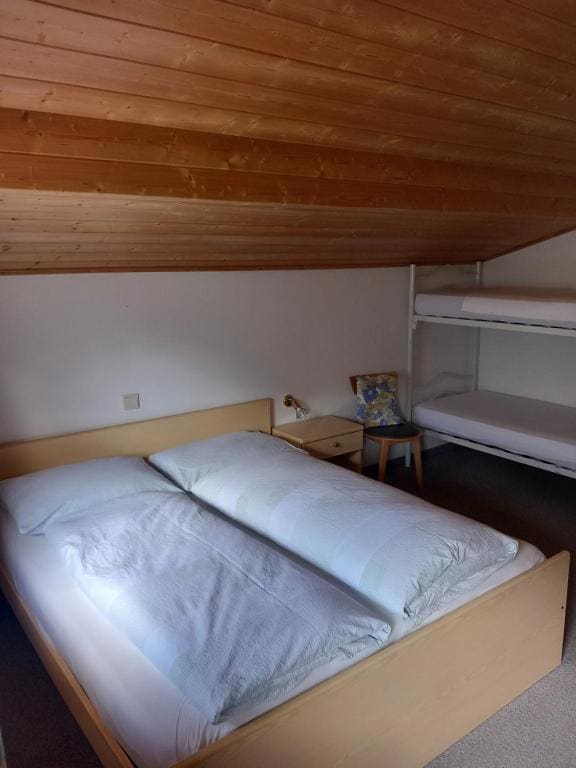 Economy Quadruple Room room - Image 3