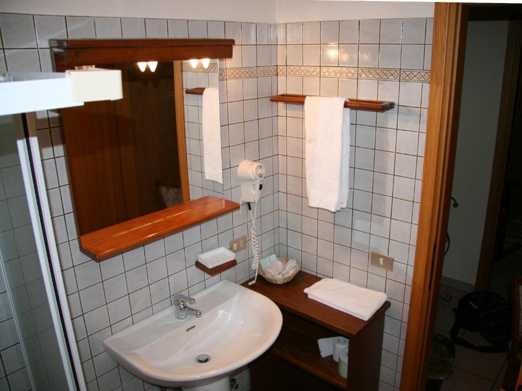 Double Room with Balcony room - Image 3