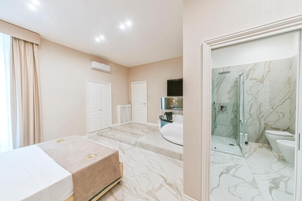 Deluxe Double Room with Bath room - Image 3