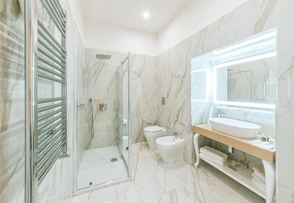 Deluxe Double Room with Bath room - Image 2