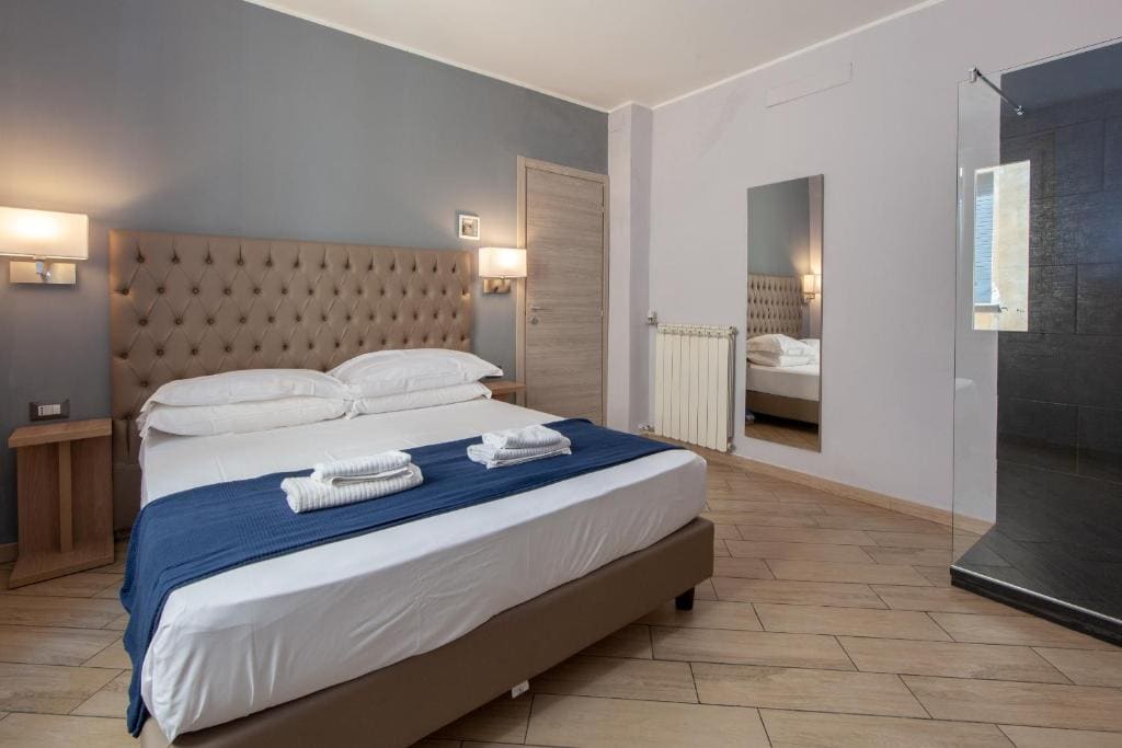 Double Room with Private External Bathroom room - Image 3