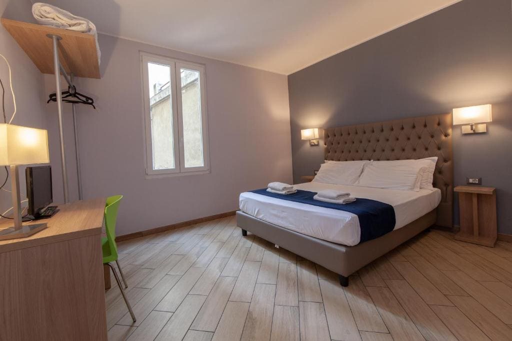 Double Room with Private External Bathroom room - Image 2