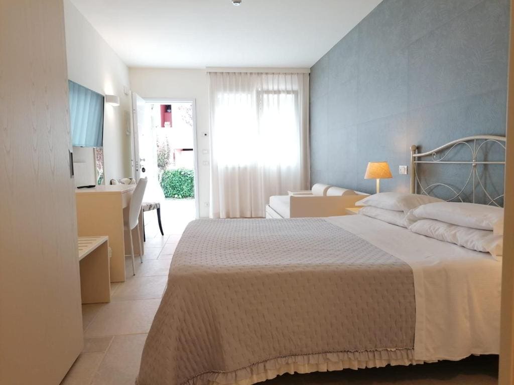 Deluxe Quadruple Room room - Image 1