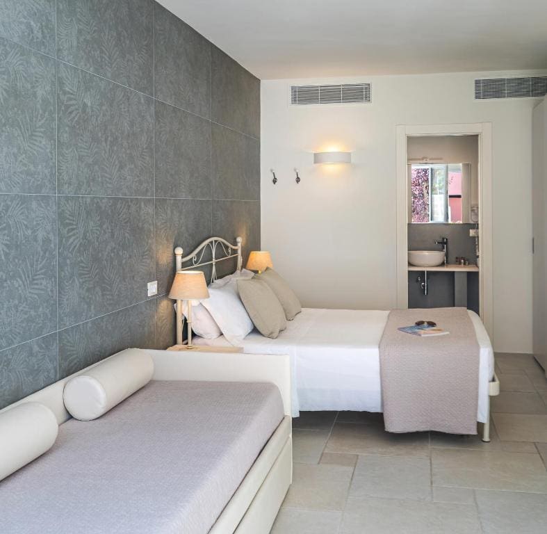 Deluxe Quadruple Room room - Image 3