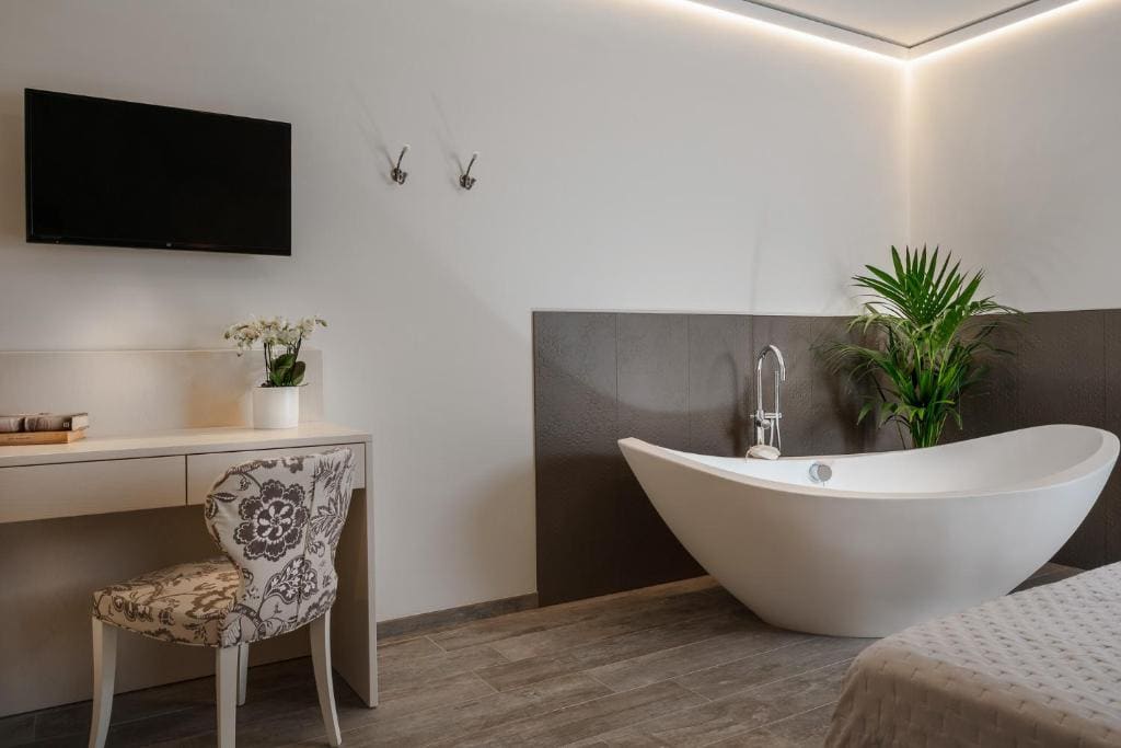 Deluxe Double Room with Bath room - Image 2