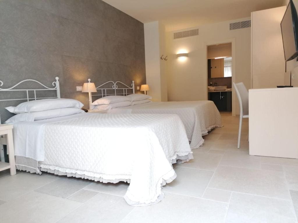 Deluxe Triple Room room - Image 1