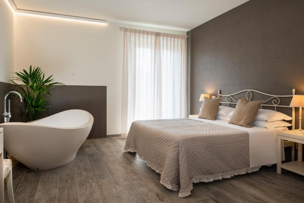 Deluxe Double Room with Bath room - Image 1