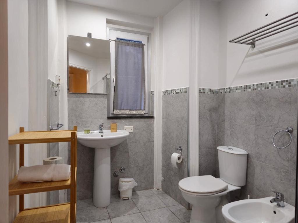 Family Room with Balcony room - Image 2